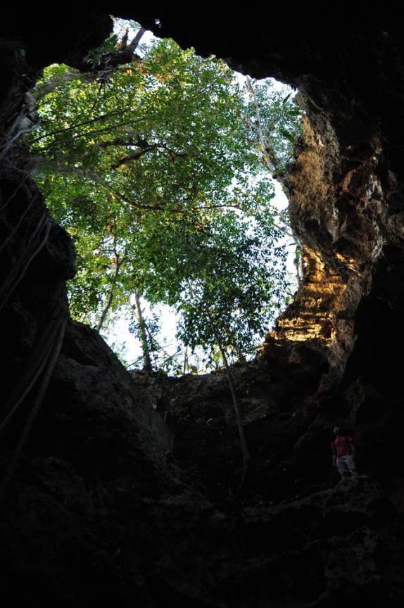 Saída em forma de enorme clarabóia na caverna de Lol-Tun, no Yucatán, no sul do México